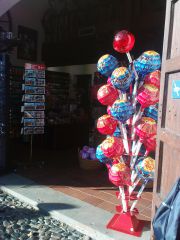 Гигантские чупа-чупсы для Покера