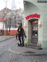 Рижский котэ рекламирует сувениры