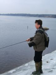 Одинокий рыболов на берегу Невы