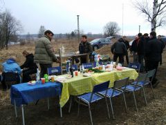 Благородные члены собрания постепенно подтягиваются на место сбора