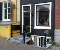 Печальный котэ за окошком