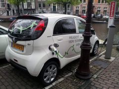 Впервые увиденный электрокар на зарядке