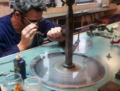 Огранщик алмазов за работой