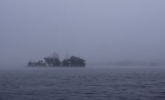 Туманное остров в море
