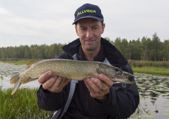 В огромных руках Поповцева и трешка - малек