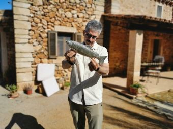 Ну хоть с такой рыбой фото, во дворе первого домика на юге