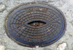 Черный властелин следит за тобой из люка!