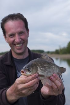 Карасик и огромные руки Попвоцева