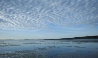 Небо отражается в водной глади