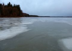 Лед в основном прозрачный, с вкраплениями белого