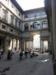 Во дворе галереи Уфиццы
