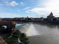 Набережная реки Арно. Водопадик