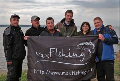 У флага толпою!