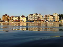 Вид из воды на пляж и гостиницу.Феодосия 2012.