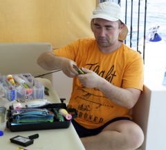 Миха готовит снасти.jpg