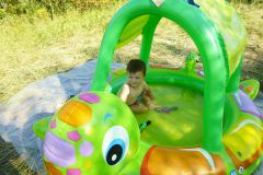 Младший плещется