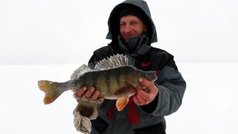 Туса Максфишинга 2016 зима. Костя с трофеем на кило триста