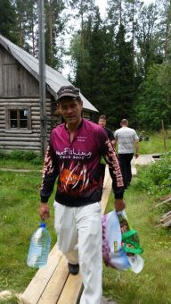 Макс трудится