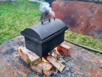 Форель коптится