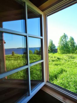 в миллиметре от...