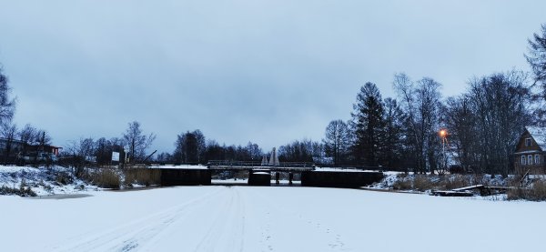 Под мостом здоровенная лужа