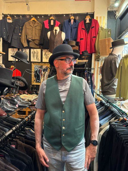 В магазине секонд-хенда