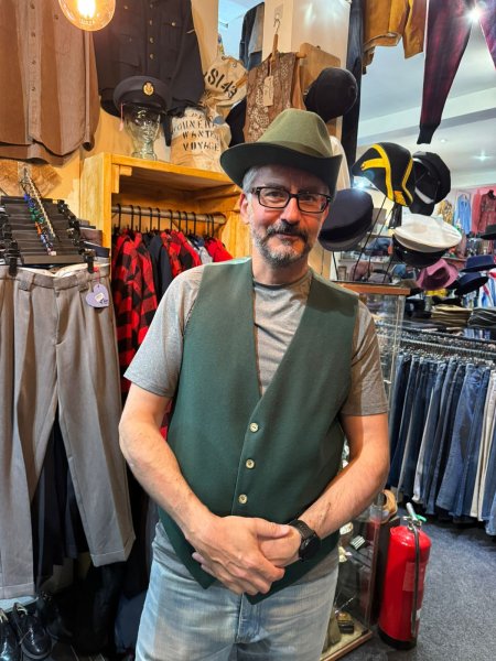 В магазине секонд-хенда