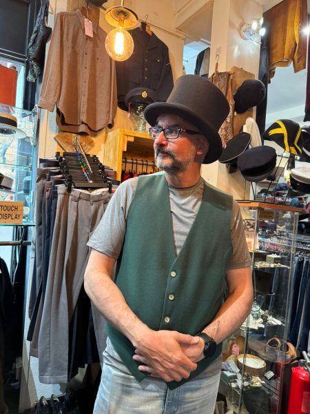 В магазине секонд-хенда