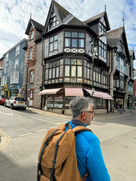 Старинный дом, как и большинство там