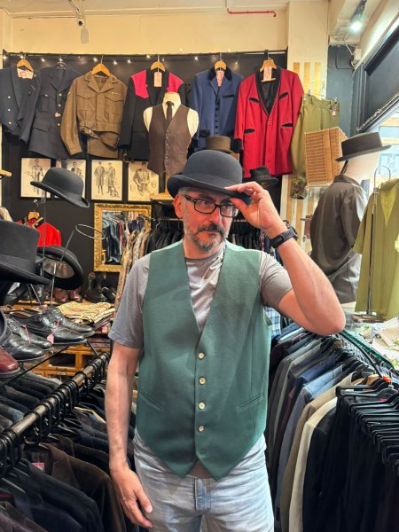 В магазине секонд-хенда