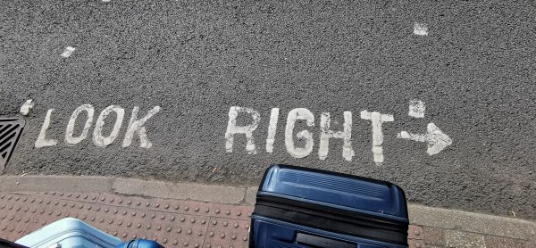 Вот это непривычно, смотри направо