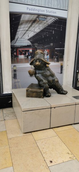 Мишка Пэддингтон на одноименном вокзале