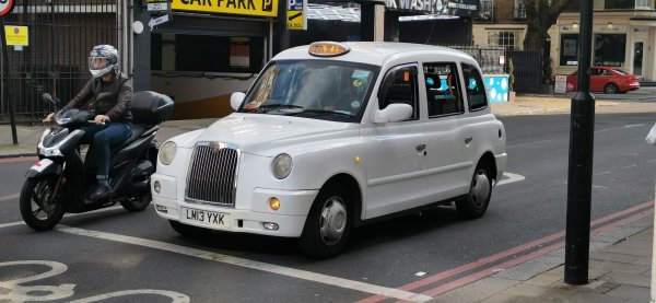 Неожиданное белое такси