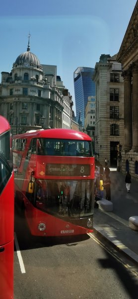 Красный автобус