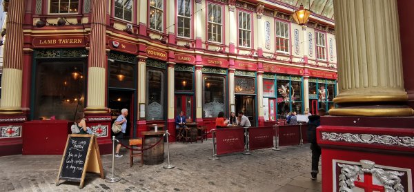 Пабы, магазины на рынке