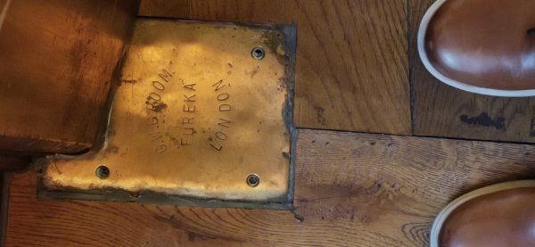 Памятная табличка и ботинки