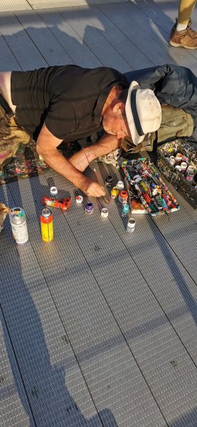 На мосту художник рисует на жвачке