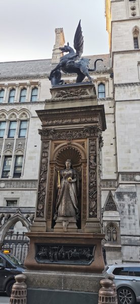 Темпл Бар Мемориал установлен перед Дворцом Королевского суда