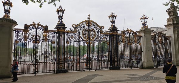 Теперь по правительственному кварталу, решетка у Букингемского дворца