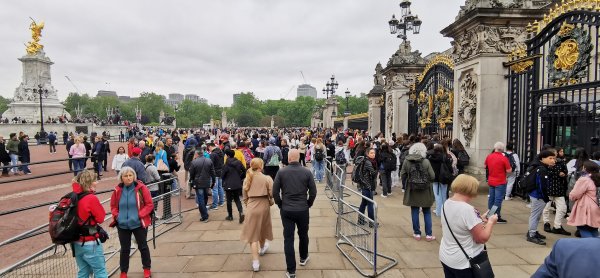 Толпы туристов, но увы смена караула не каждый день