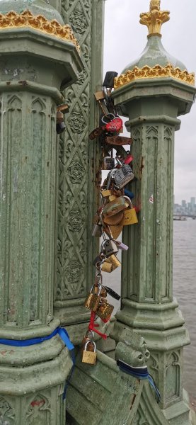 Замочки на Вестминстерском мосту