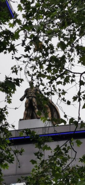 Бэтмен на крыше, мир на земле