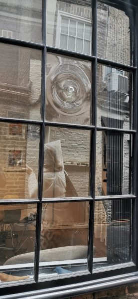 Интересное окно с линзой