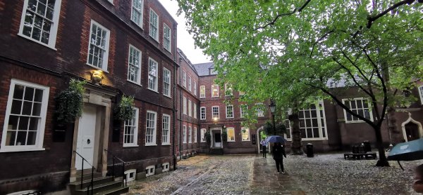 Дома 15 века, дворик