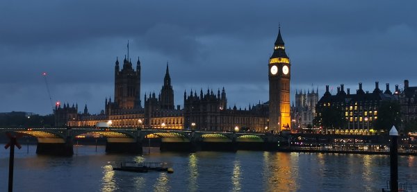 Вид на Вестминстерский дворец и Биг Бен