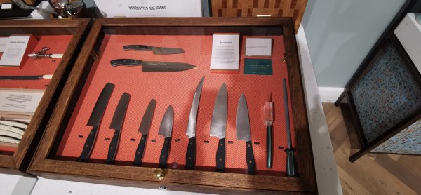 На третьем этаже ножи и посуда