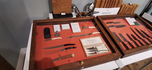 На третьем этаже ножи и посуда