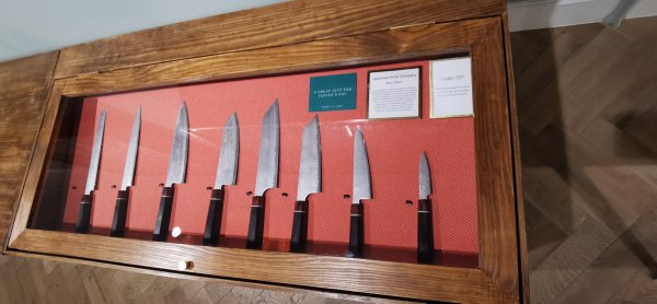 На третьем этаже ножи и посуда