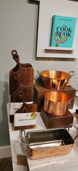 На третьем этаже ножи и посуда