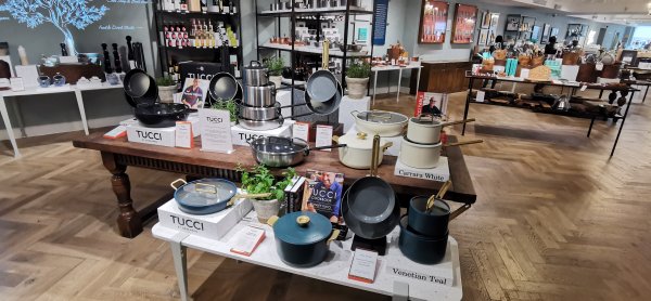 На третьем этаже ножи и посуда